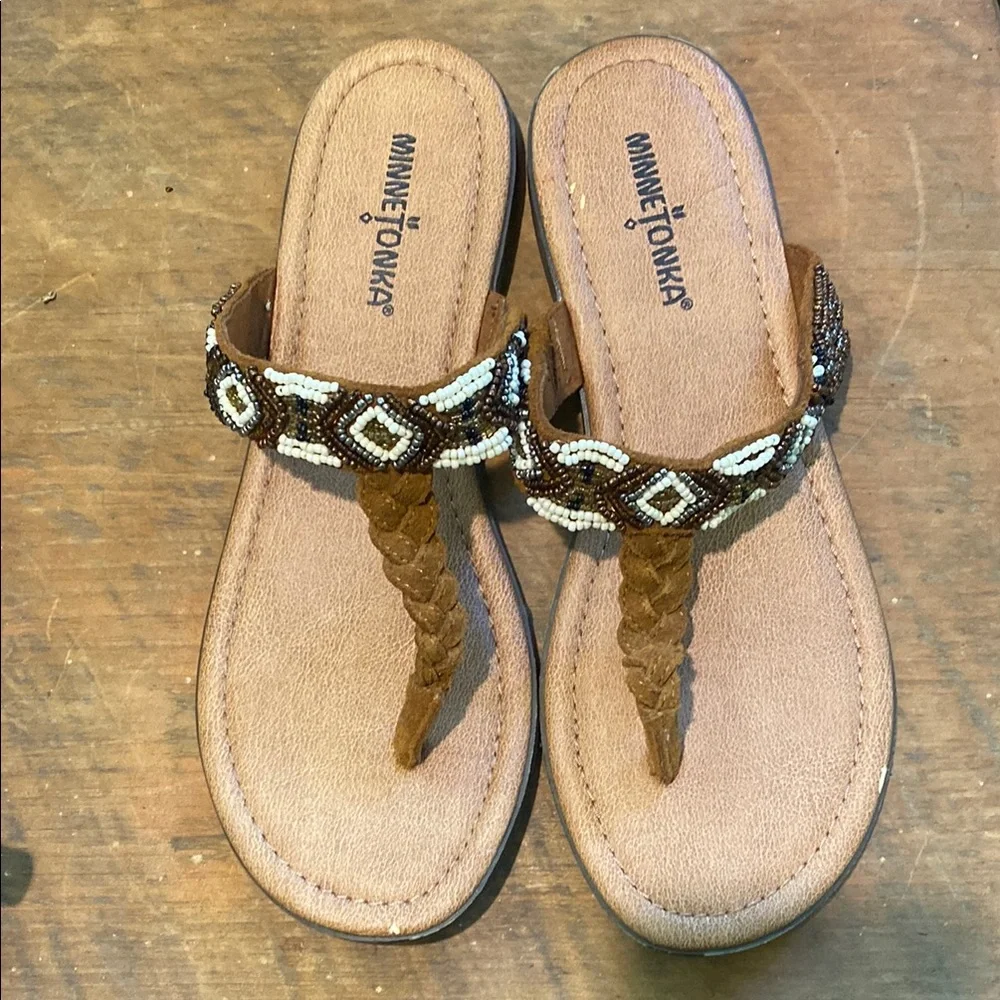 Minnetonka Women's Tan and White Beaded Sandals